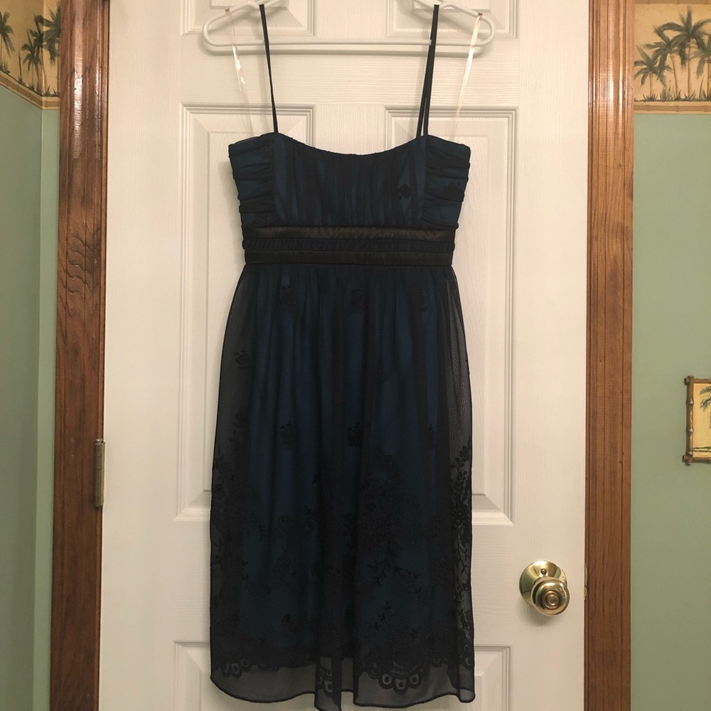 Navy Dress w/ Floral Detailing 💙